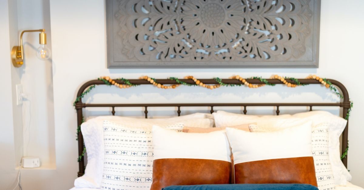Dreamy Coastal Headboard: Chic Seashell Garland Ideas to Crown Your Bed