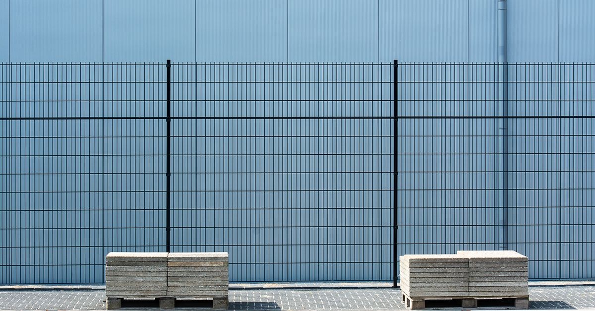 Rock-Solid Style: Step-by-Step to a Sleek Panel Fence on Concrete Block Foundations