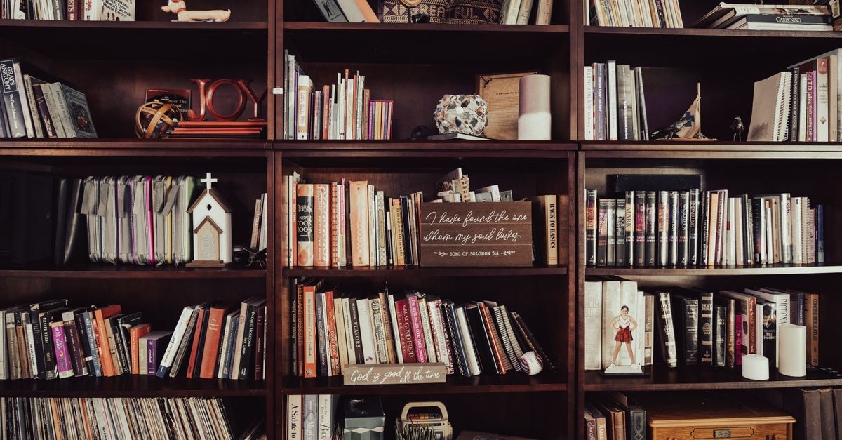 Beyond the Bookshelf: Curate a Cozy Home Library that Seamlessly Includes Audiobooks
