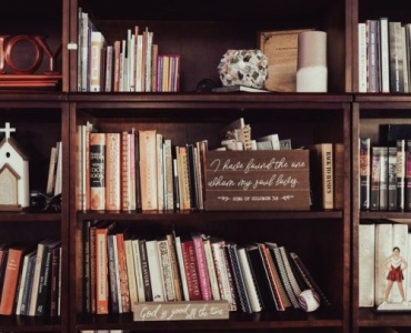 Beyond the Bookshelf: Curate a Cozy Home Library that Seamlessly Includes Audiobooks